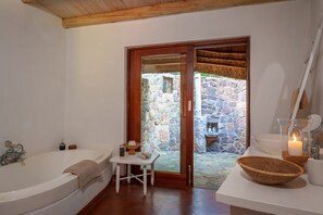 Komfortbadewanne, kostenlose Toilettenartikel, Haartrockner, Bademäntel