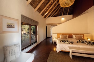 Ropa de cama de alta calidad y caja de seguridad en la habitación