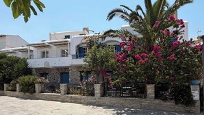Front of property - Foinikas Studios (Kithnos)