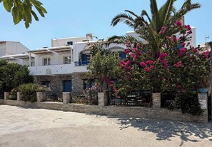Front of property - Foinikas Studios (Kithnos)