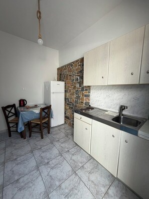 Großer Kühlschrank, Herdplatte, Kochgeschirr/Geschirr/Besteck