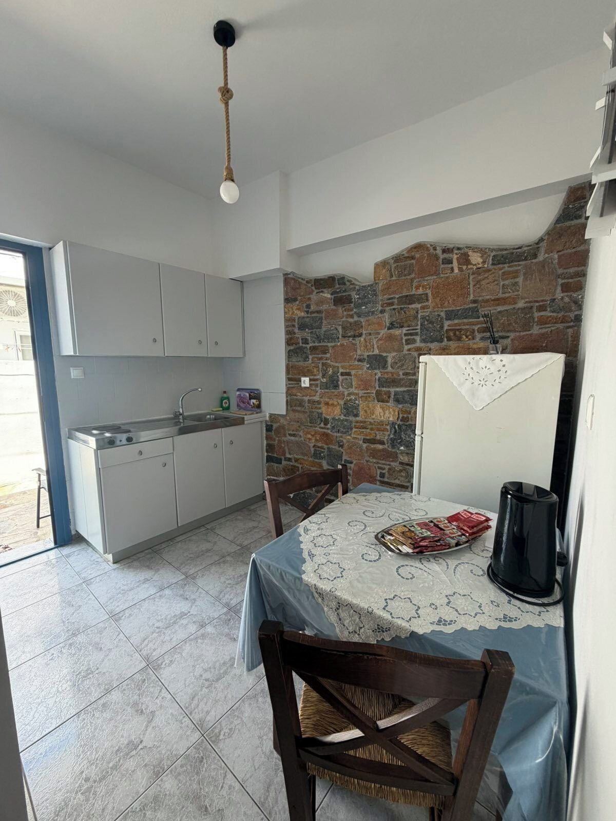 Full-size fridge, stovetop, cookware/dishes/utensils