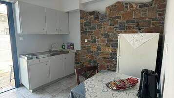 Full-size fridge, stovetop, cookware/dishes/utensils