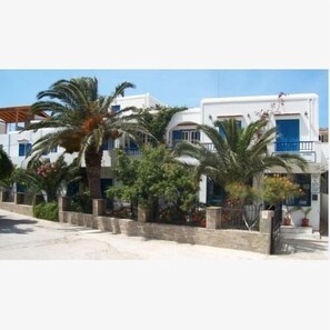 Front of property - Foinikas Studios (Kithnos)