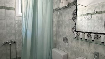 Douche, sèche-cheveux, serviettes fournies