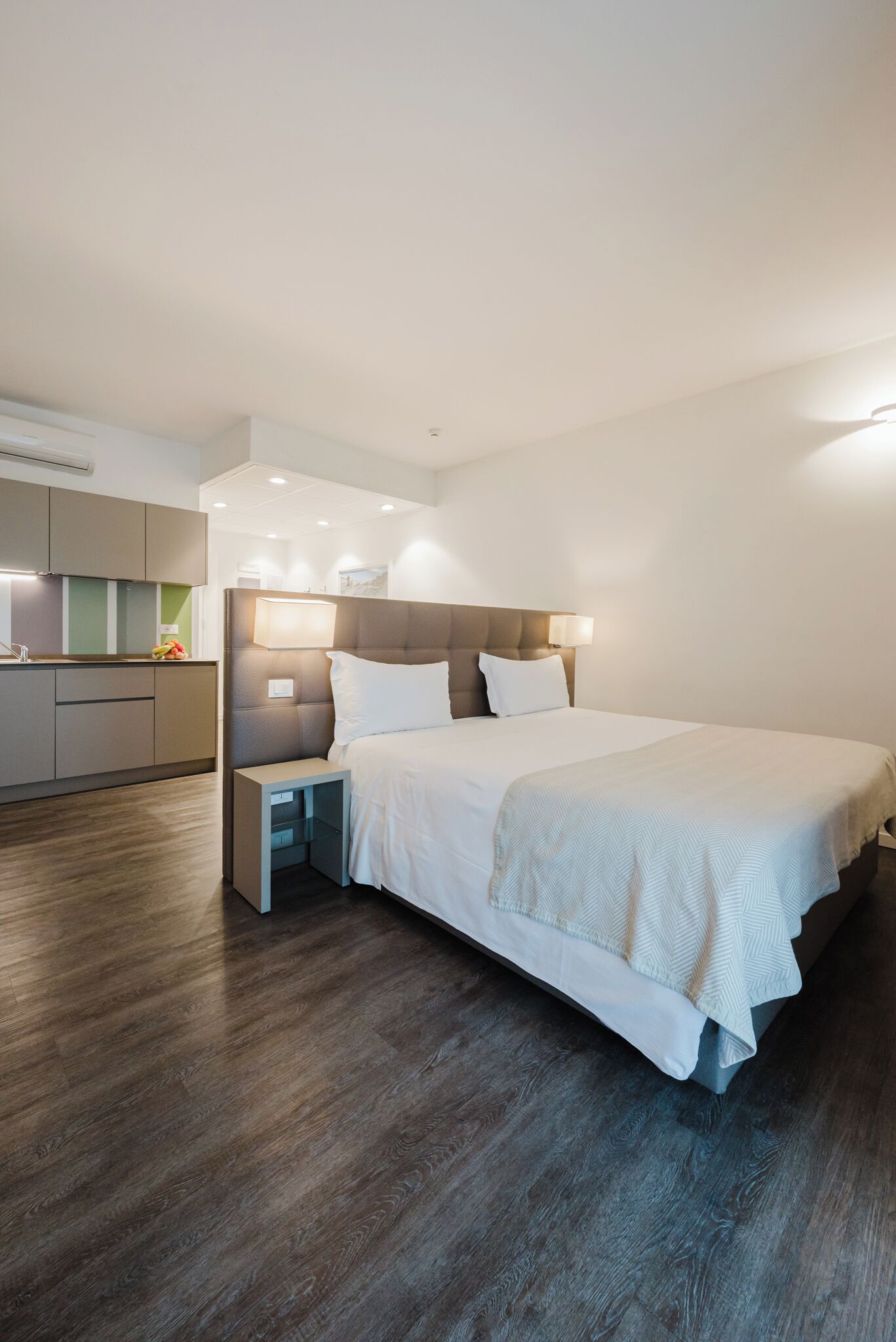 Deluxe studio, kitchenette | Luxe beddengoed, donsdekens, pillowtop-bedden, een kluis op de kamer
