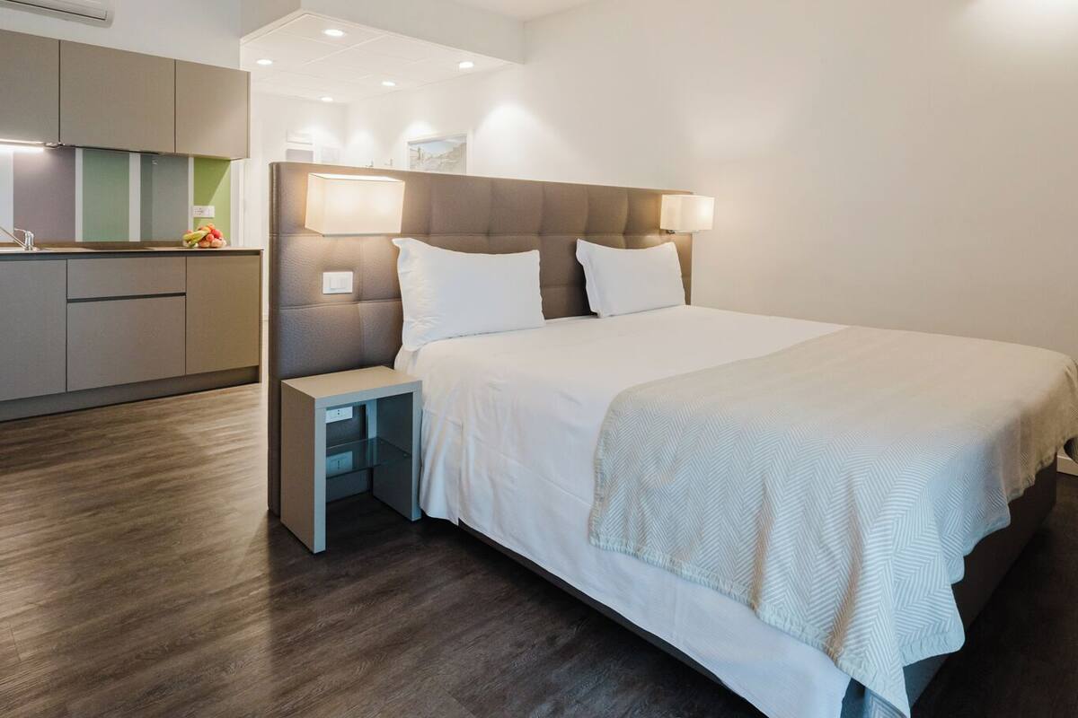 Deluxe Studio, Kitchenette | Premium bedding, down duvets, pillow-top beds, in-room safe