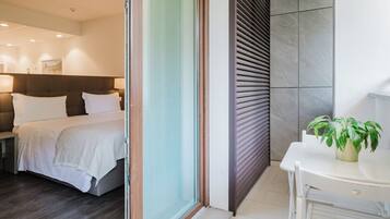 Deluxe Studio, Kitchenette | Premium bedding, down duvets, pillow-top beds, in-room safe