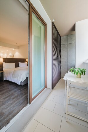 Estúdio luxo, cozinha americana | Roupas de cama premium, edredons de pluma, camas com colchões pillow-top