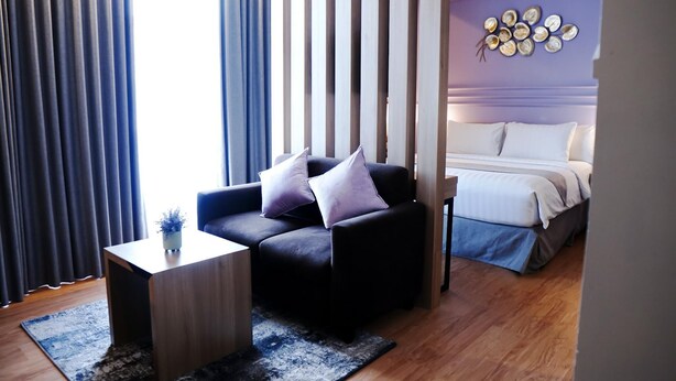 Minibar, safe på rommet, skrivebord og ekstrasenger