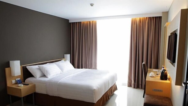 Minibar, in-room safe, desk, rollaway beds - Maestro Hotel (Pontianak)