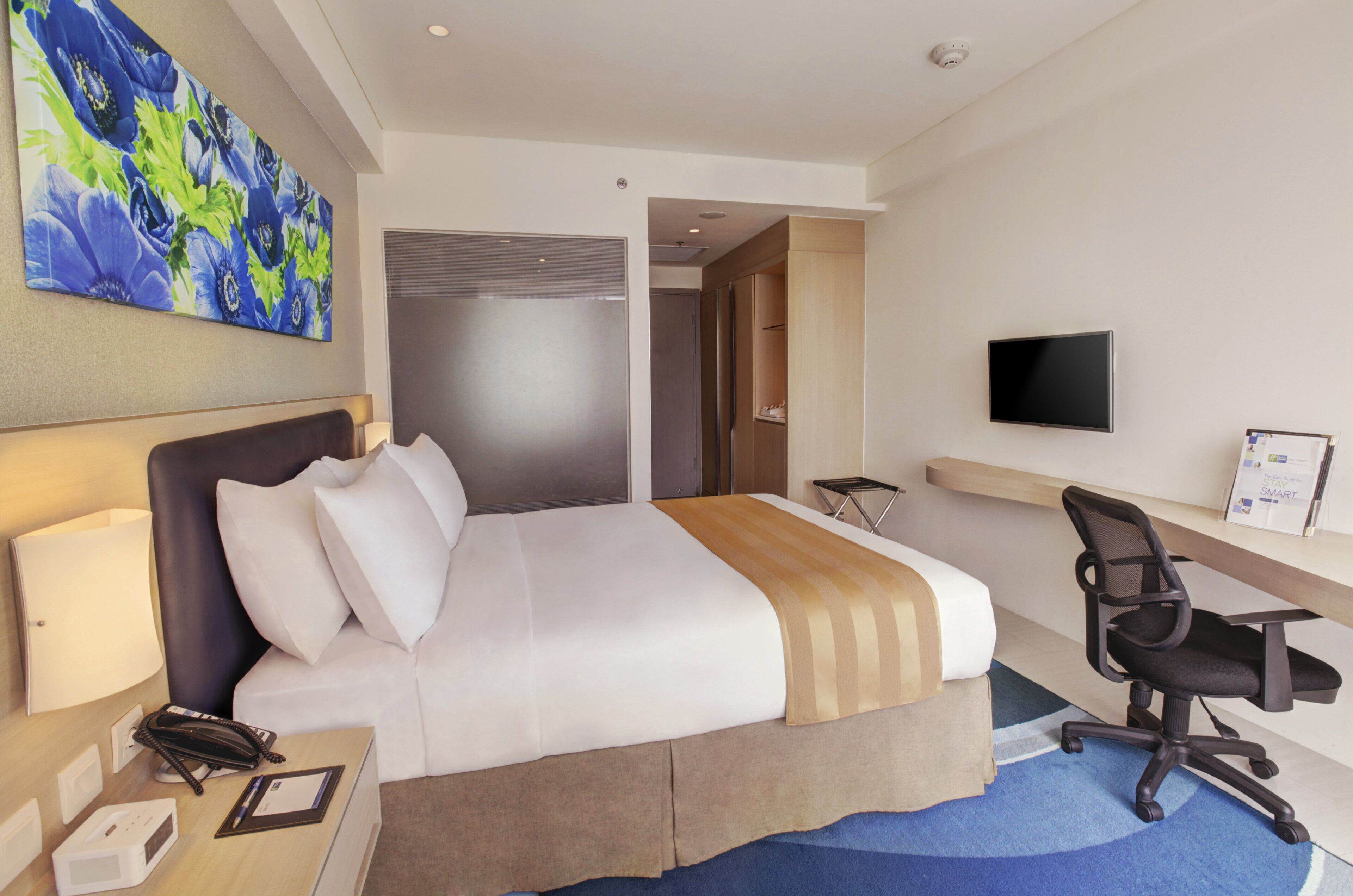 Standard Room, 1 Queen Bed (with Free Breakfast) | In-room safe, desk, laptop workspace, soundproofing