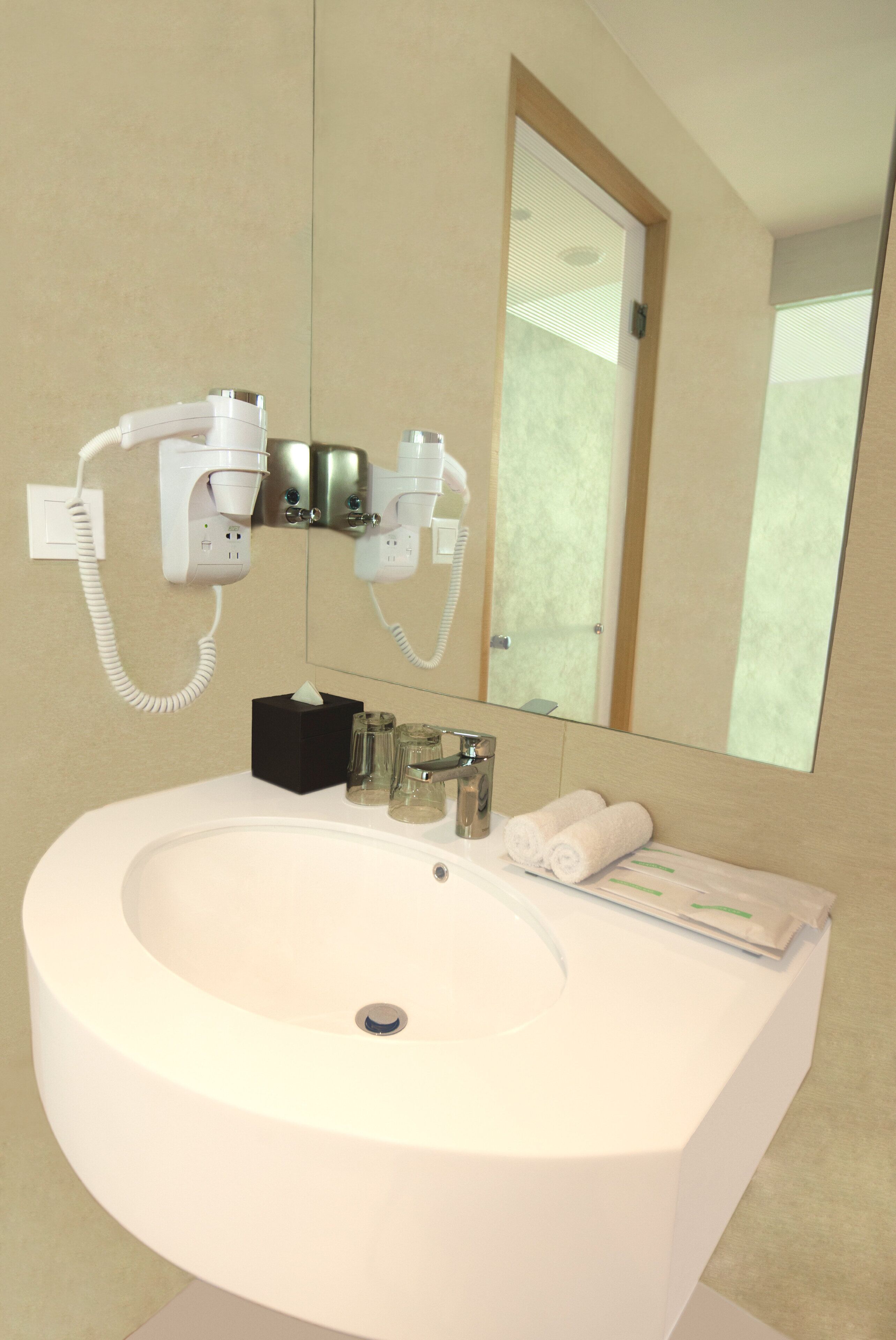 Douche, articles de toilette gratuits, sèche-cheveux, chaussons