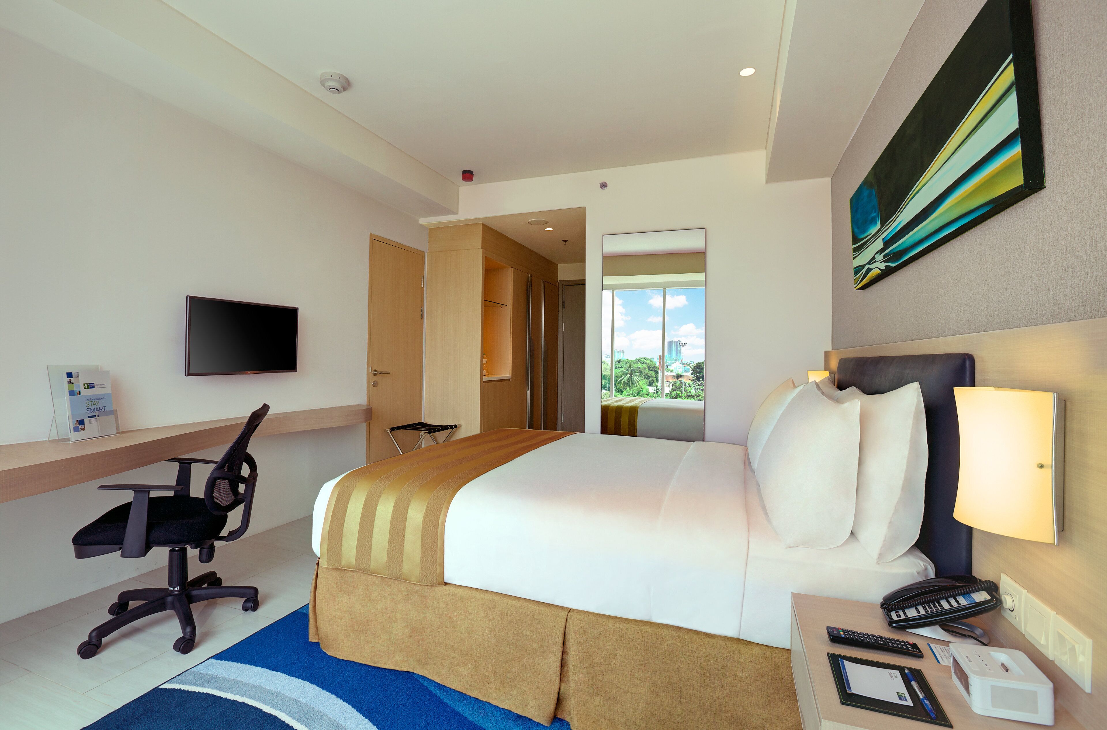 Standard Room, 1 Queen Bed (with Free Breakfast) | In-room safe, desk, laptop workspace, soundproofing
