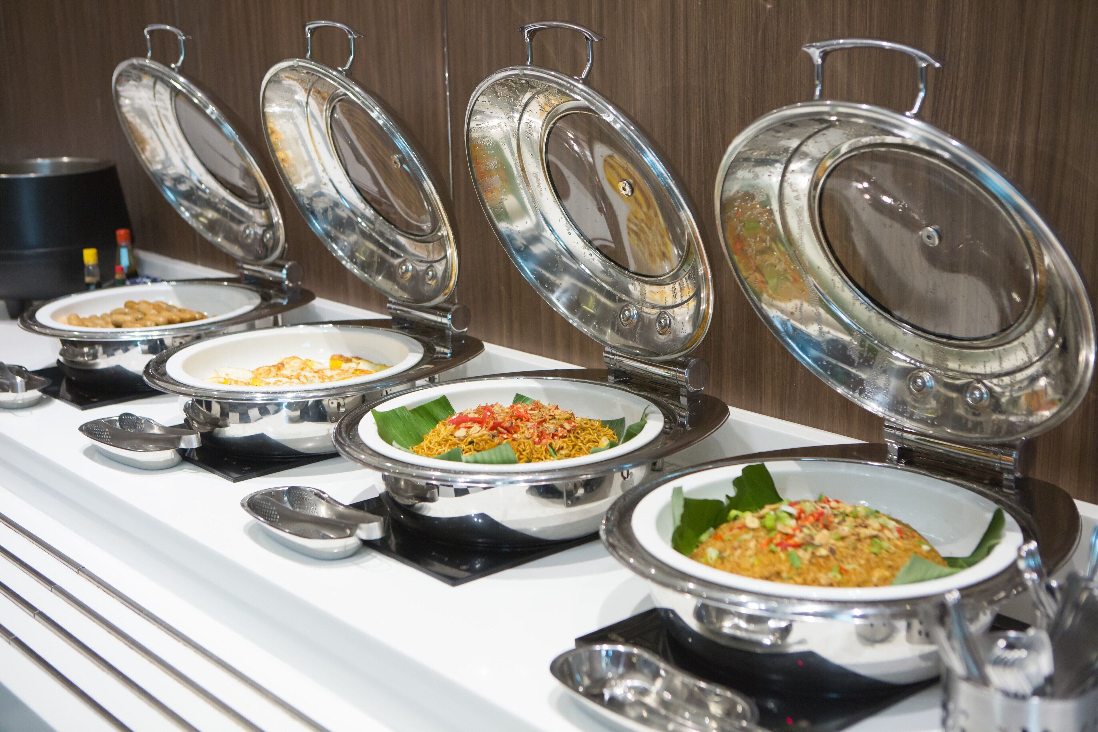 朝食 (フル ブレックファスト)、毎日提供 (無料)