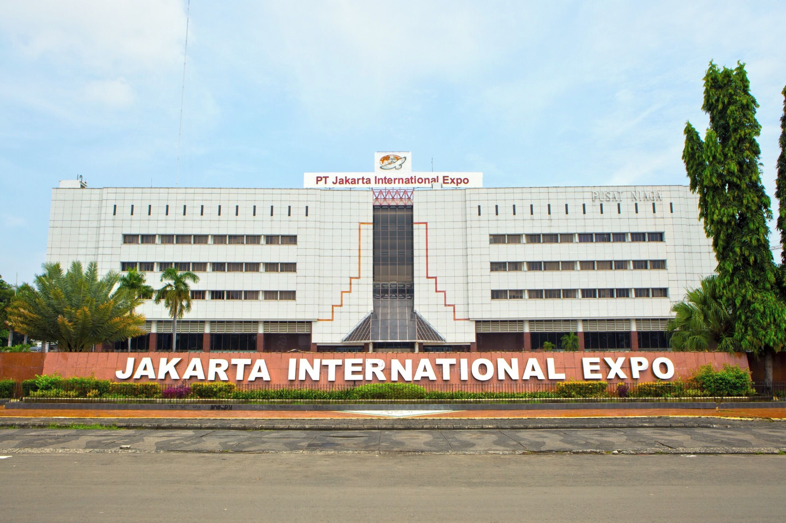Un edificio grande con un letrero llamativo que dice "Jakarta International Expo".