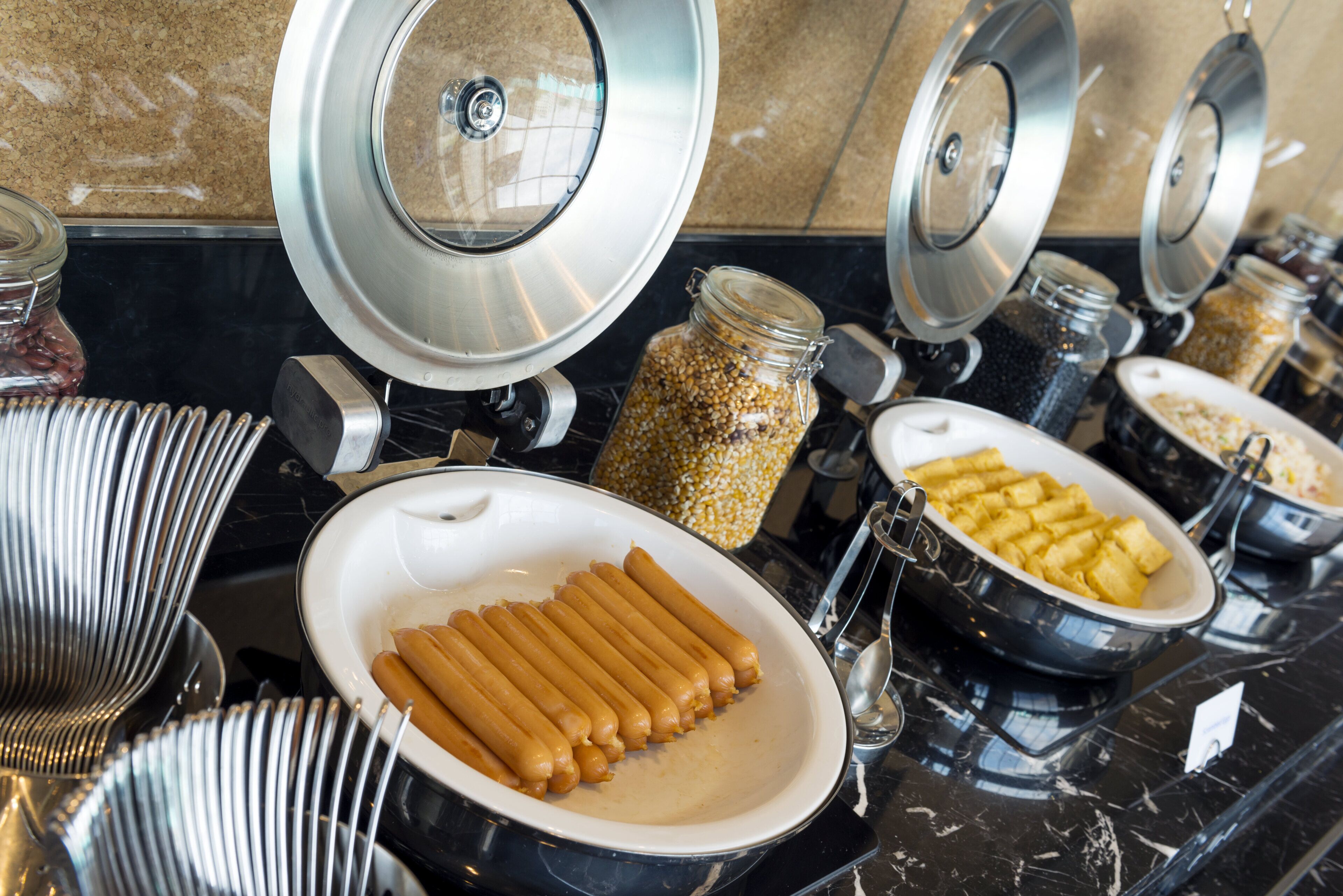 Un buffet proposant une variété de plats et d'accompagnements.