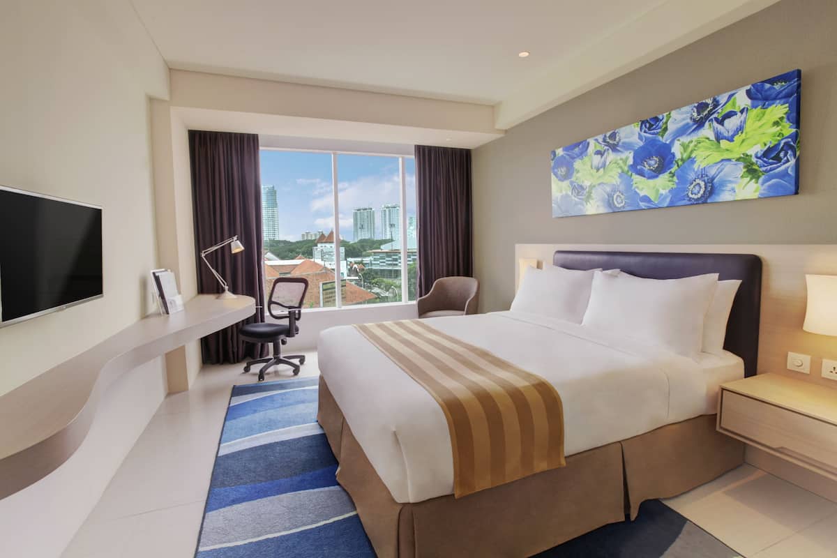 Standard Room, 1 Queen Bed (with Free Breakfast) | In-room safe, desk, laptop workspace, soundproofing