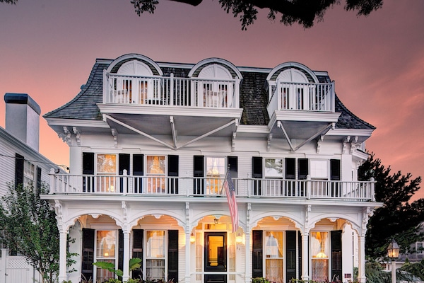 Façana frontal de l'allotjament (vespre/nit)