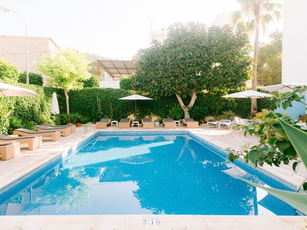 Piscine extérieure, chaises longues