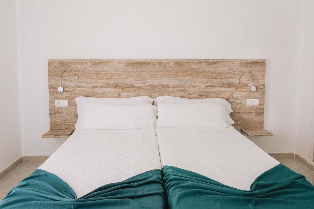 Habitación estándar | Caja de seguridad en la habitación, escritorio y cortinas blackout 