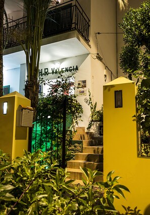 Property entrance - Hostal Valencia (Sant Antoni de Portmany)