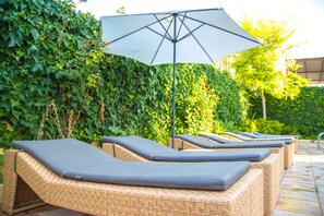 Piscine extérieure, chaises longues