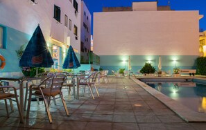 Outdoor pool, sun loungers - Hostal Valencia (Sant Antoni de Portmany)