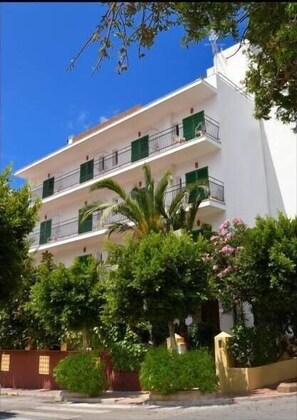 Front of property - Hostal Valencia (Sant Antoni de Portmany)
