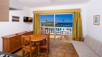 Superior appartement, 1 slaapkamer, uitzicht op zee | Woonruimte | Flatscreentelevisie