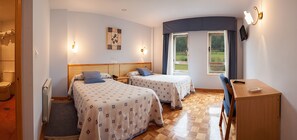 Kamer, 1 twee- of 2 eenpersoonsbedden | Een bureau, extra bedden (toeslag), gratis wifi