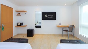 Chambre Standard avec lits jumeaux | Literie de qualité, bureau, fer et planche à repasser