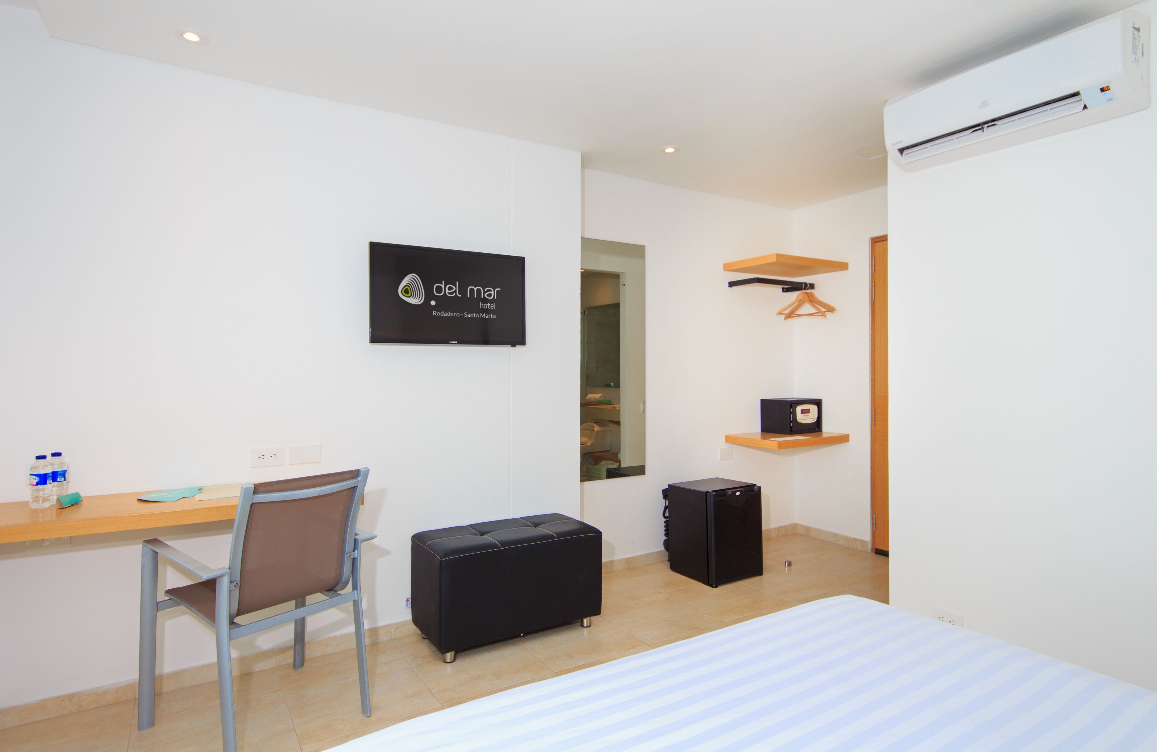 standard double room | premium bedding, desk, iron/ironing board