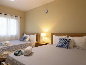 Habitación cuádruple Confort, 2 camas Queen size | Edredón, minibar y caja de seguridad en la habitación 