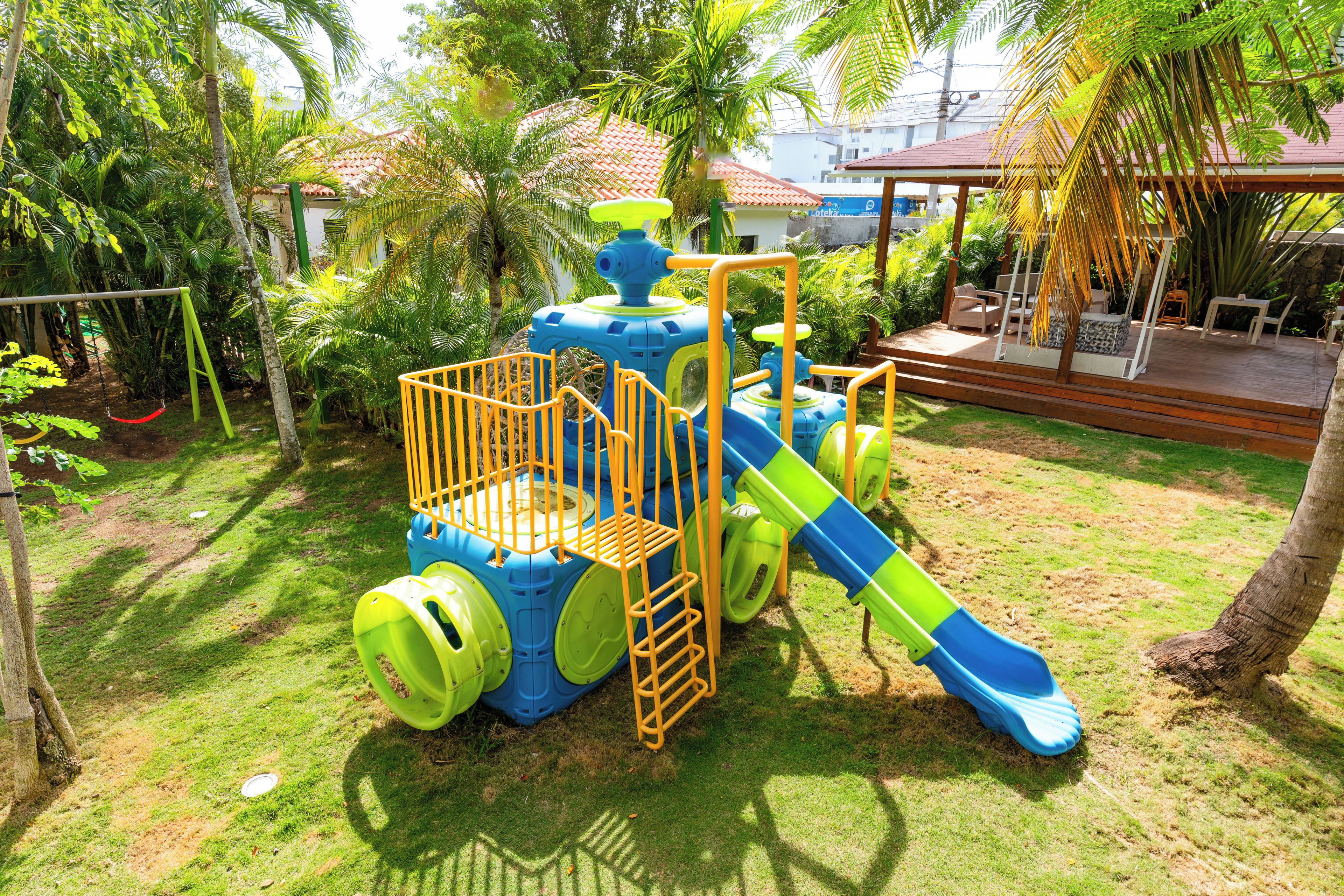 Un parque infantil con tobogán y estructuras para escalar.