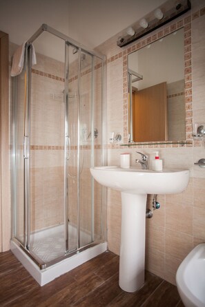 Dutxa, assecador de cabells, bidet i tovalloles 