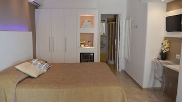 Standardzimmer, Terrasse | Minibar, Zimmersafe, Schreibtisch, kostenloses WLAN