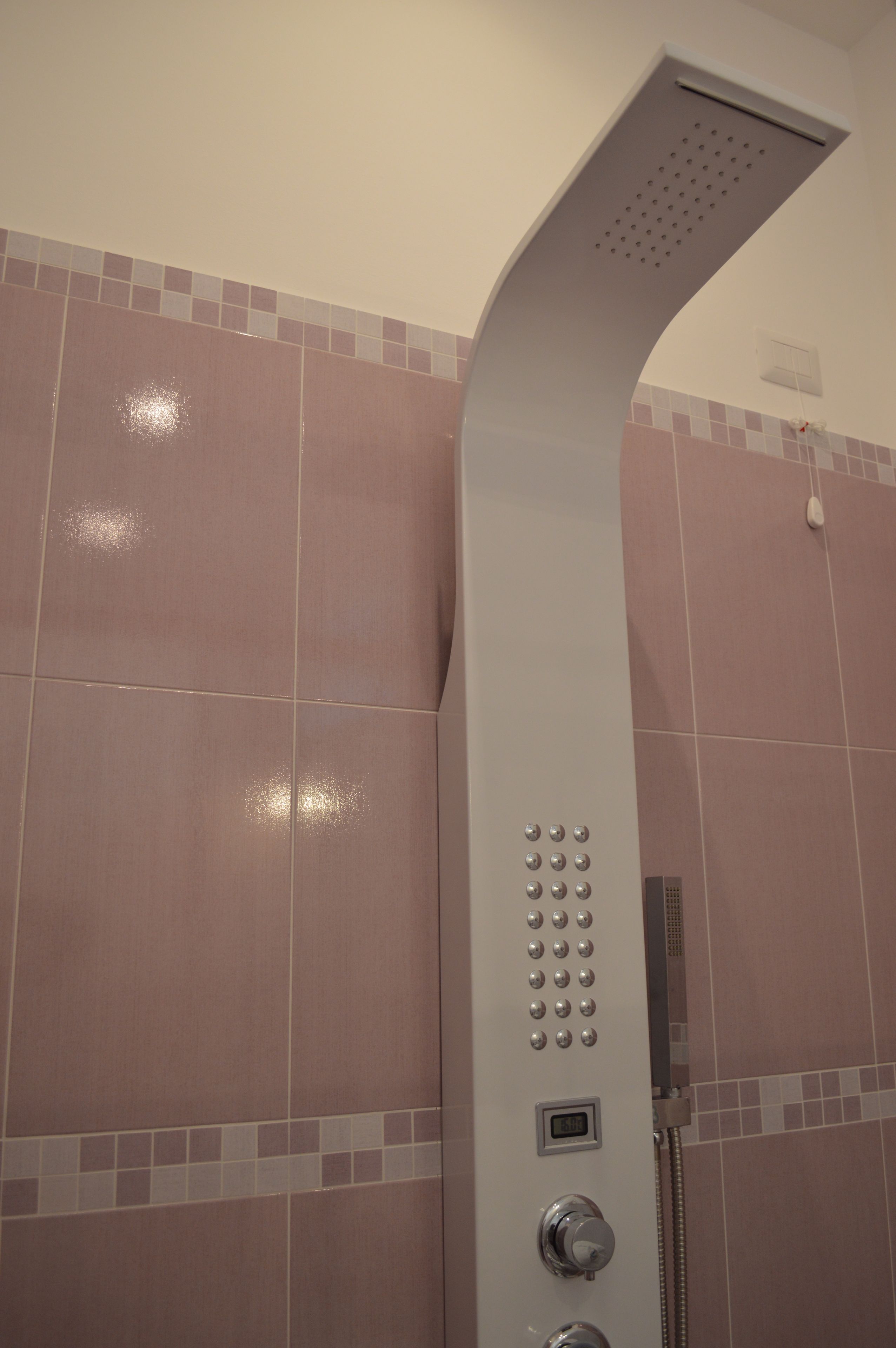 Un cabezal de ducha moderno con múltiples opciones, una pantalla digital y una perilla de control.