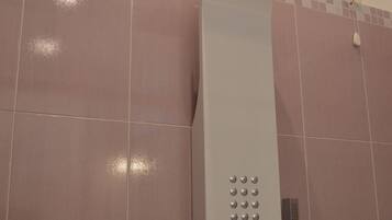 Un cabezal de ducha moderno con múltiples opciones, una pantalla digital y una perilla de control.