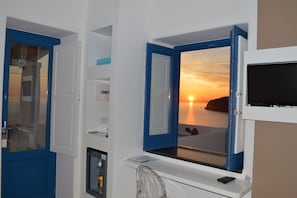 Doppia Deluxe, balcone, vista mare | Minibar, cassaforte in camera, una scrivania, Wi-Fi gratuito