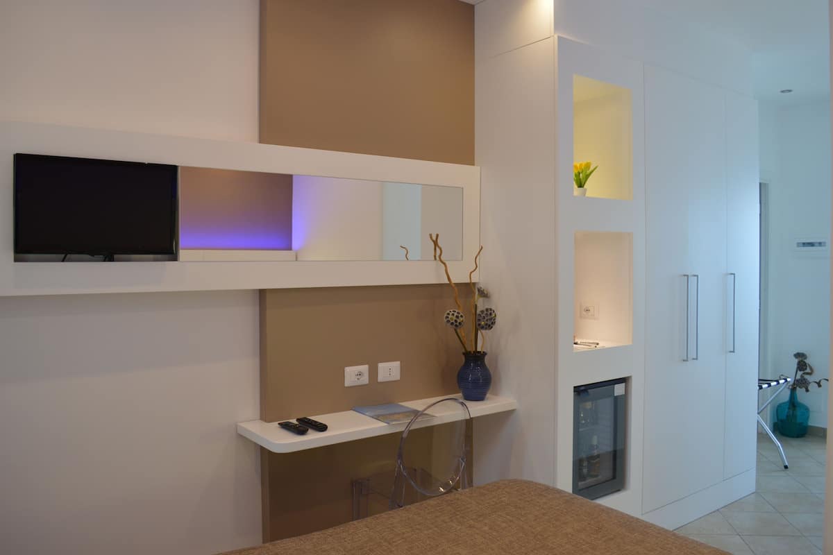 Een minibar, een kluis op de kamer, een bureau, gratis wifi