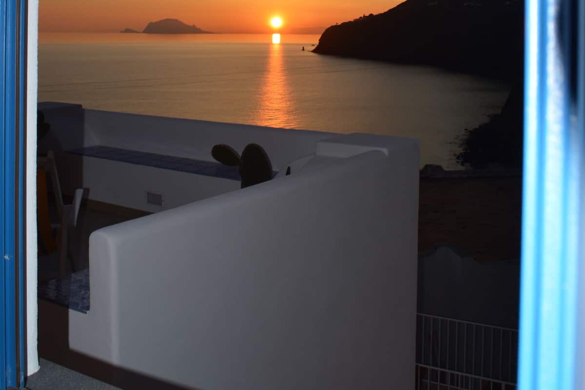 Deluxe tweepersoonskamer, balkon, uitzicht op zee | Een minibar, een kluis op de kamer, een bureau, gratis wifi