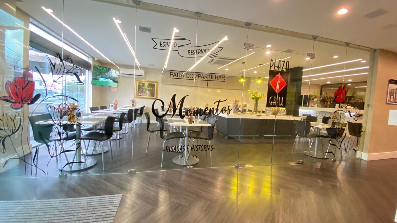 Serveert ontbijt, lunch en diner