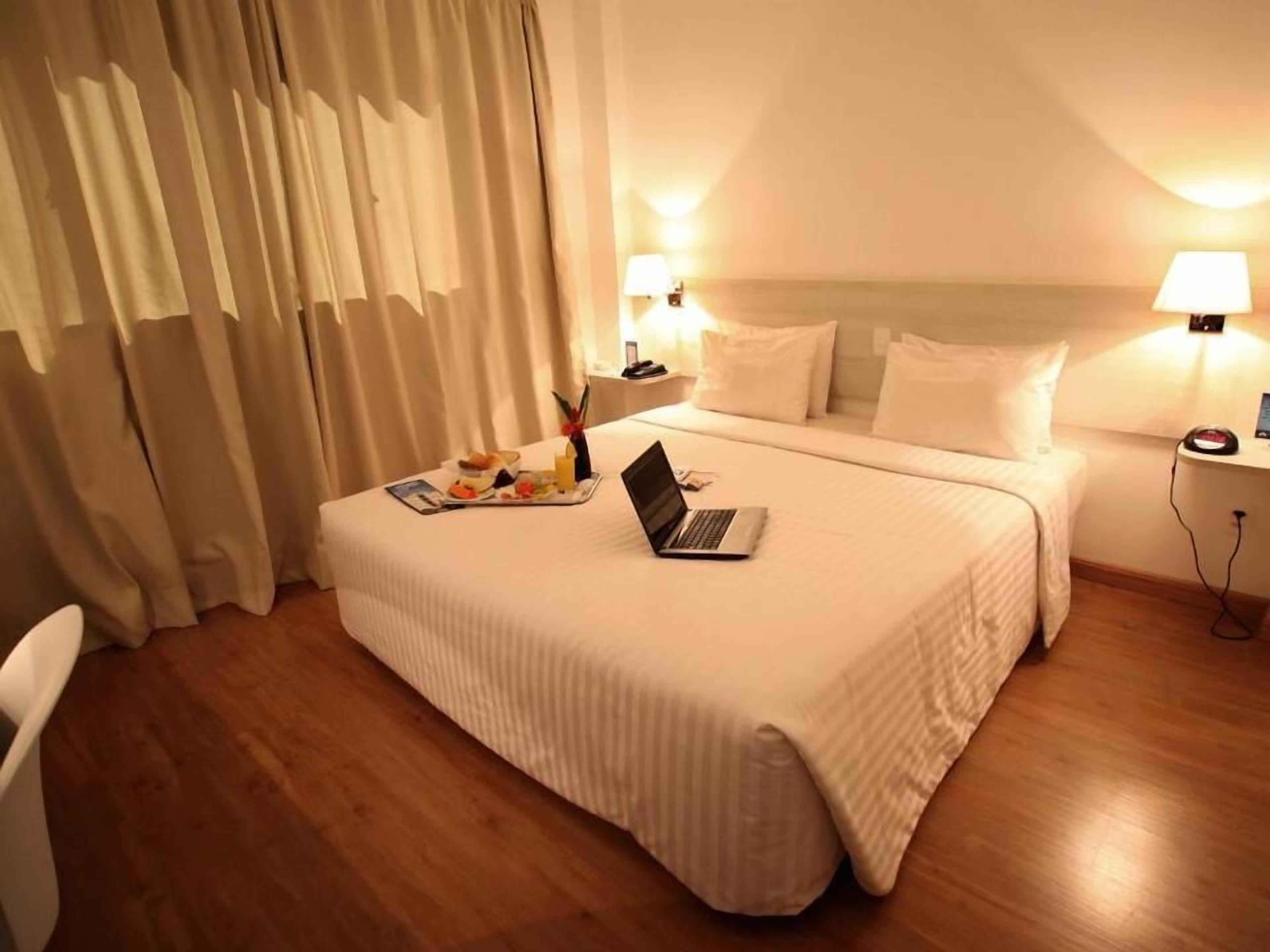 Minibar, escritorio y espacio para trabajar con laptop 