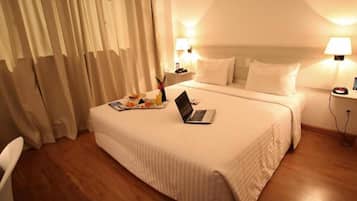 Minibar, escritorio y espacio para trabajar con laptop