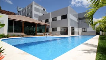Piscina externa, espreguiçadeiras
