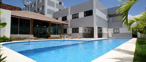 Piscine extérieure, chaises longues