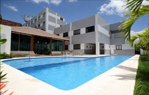 Outdoor pool, pool loungers - Camaçari Plaza Hotel (Camaçari)