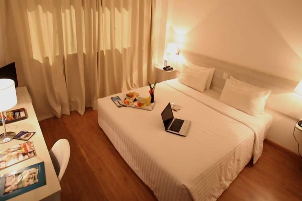 Minibar, escritorio y espacio para trabajar con laptop 