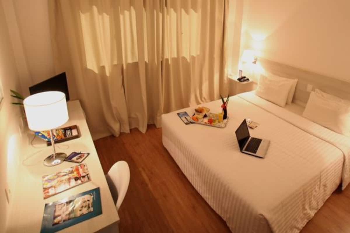 1 bedroom, minibar, desk, laptop workspace